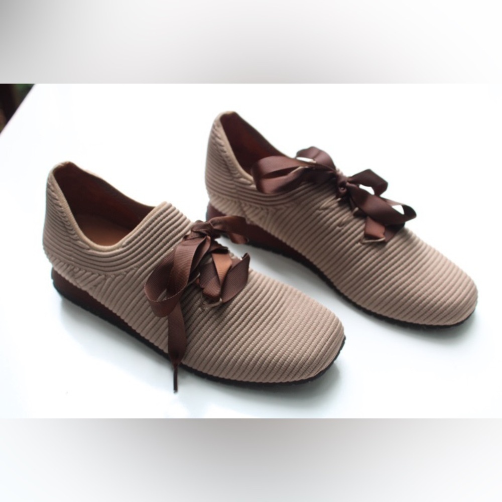 NWOT L’amour Des Pieds  Taimah Sneakers